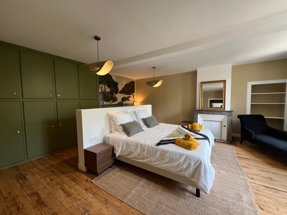 Photo of the whole room, Bedroom