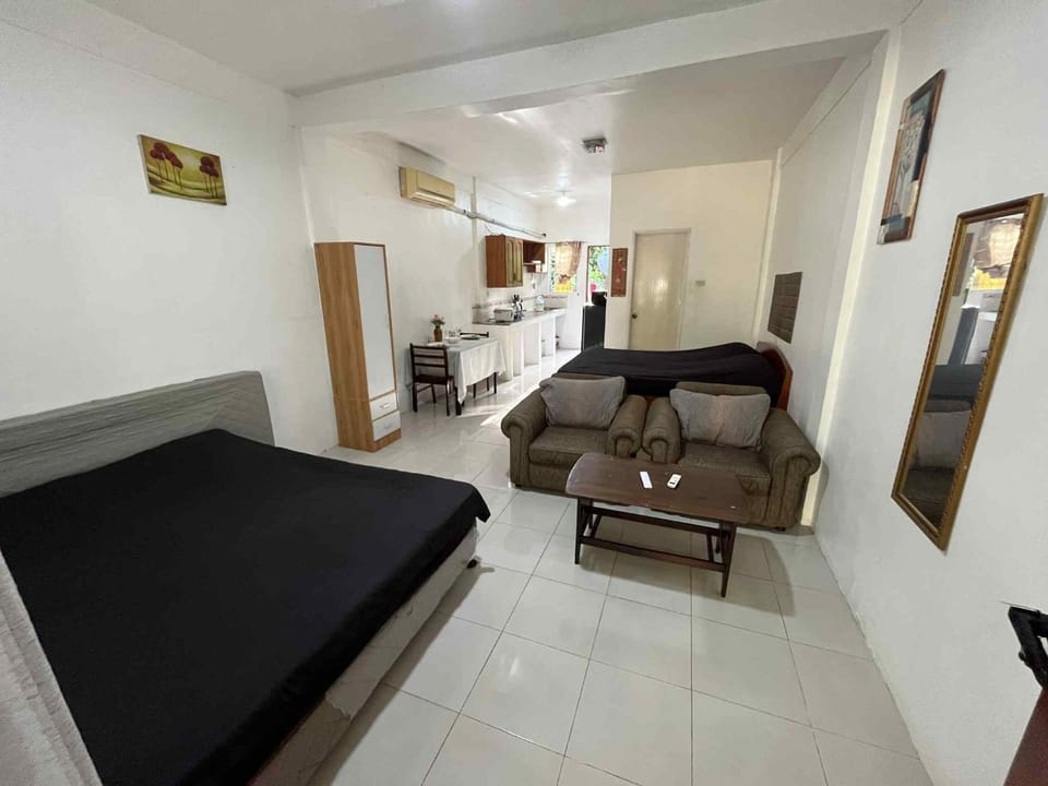Bed, Kitchen or kitchenette, Photo of the whole room, Seating area, Dining area, oven, air conditioner