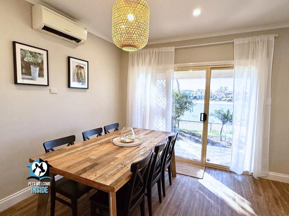 Decorative detail, Seating area, Dining area