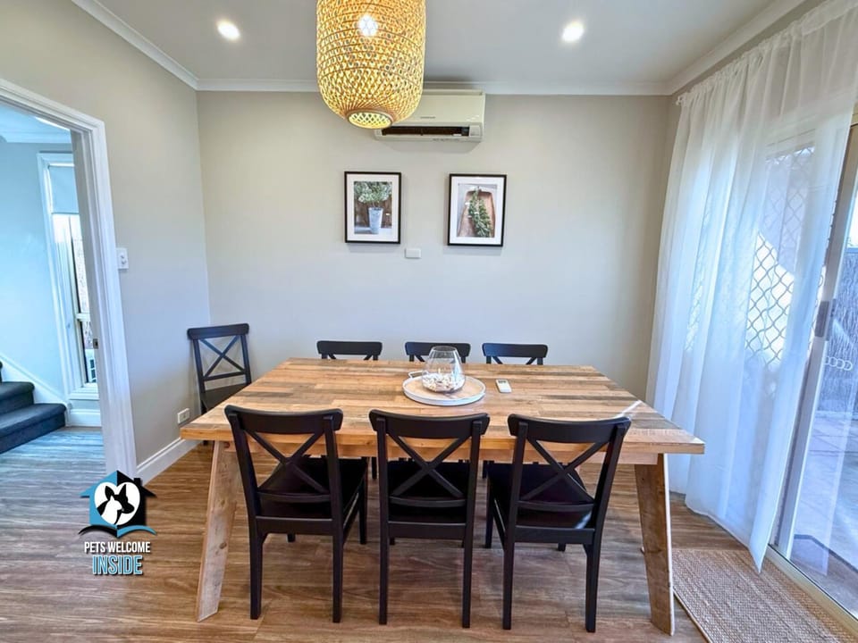 Decorative detail, Seating area, Dining area
