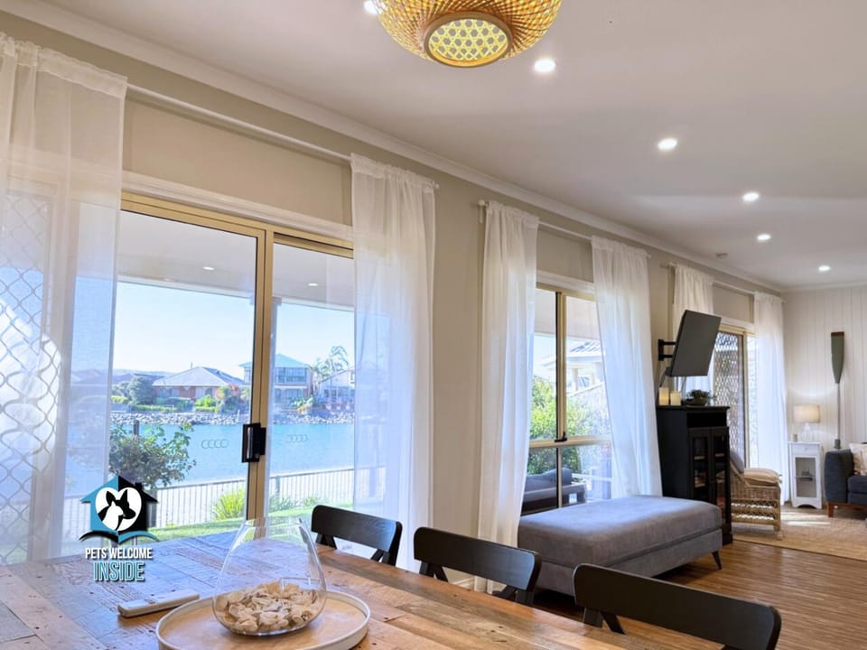TV and multimedia, Living room, Seating area, Dining area