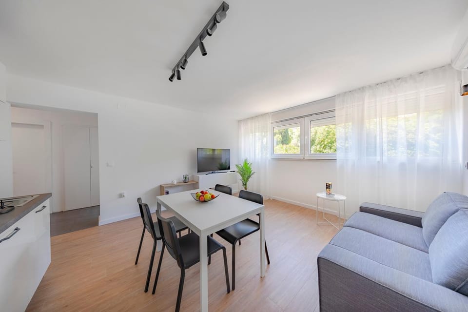 TV and multimedia, Seating area, Dining area