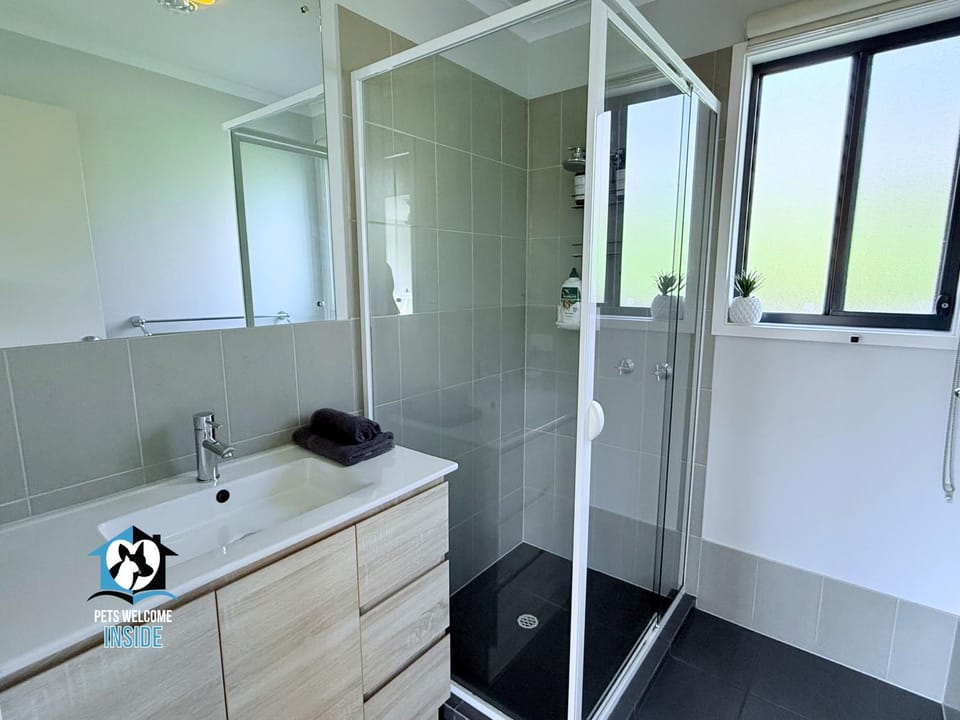 Shower, Bathroom, towels