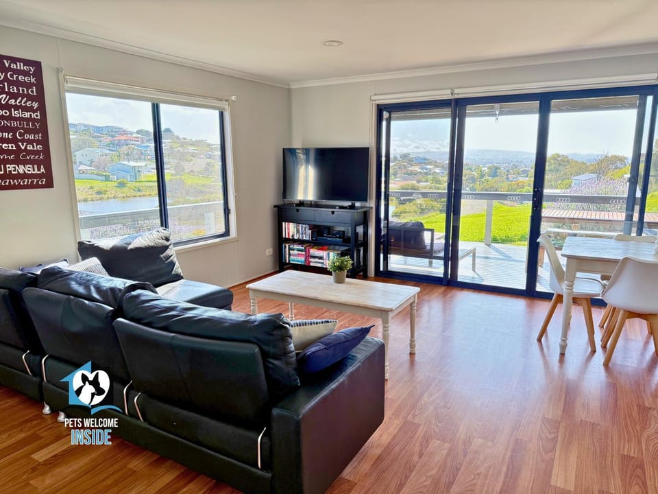 TV and multimedia, View (from property/room), View (from property/room), Living room, Decorative detail, Decorative detail