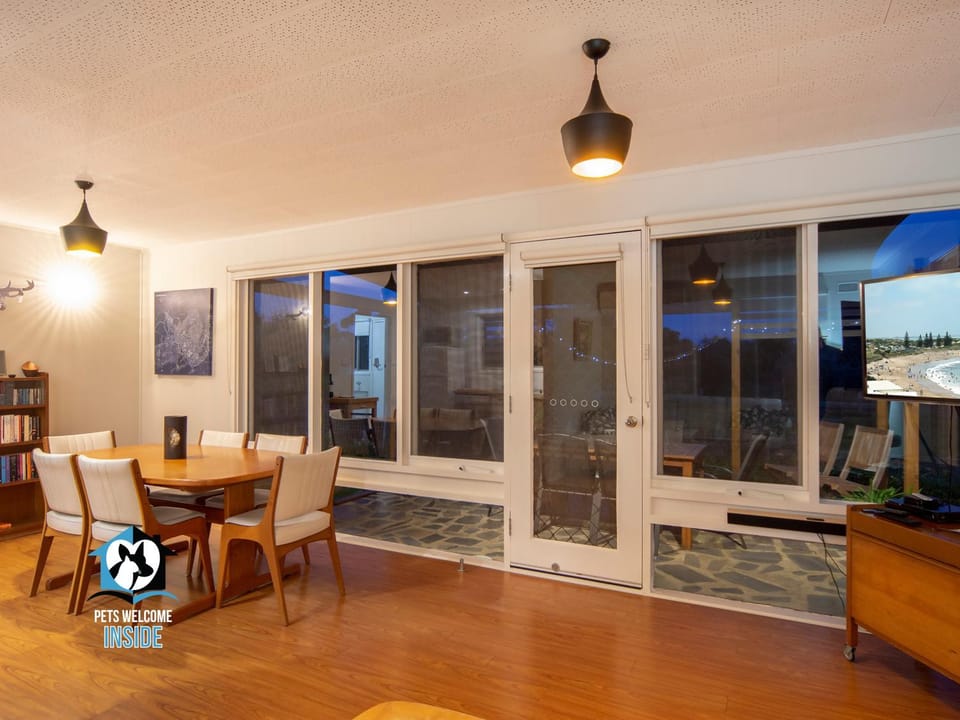 Communal lounge/ TV room, TV and multimedia, Decorative detail, Dining area, Evening entertainment
