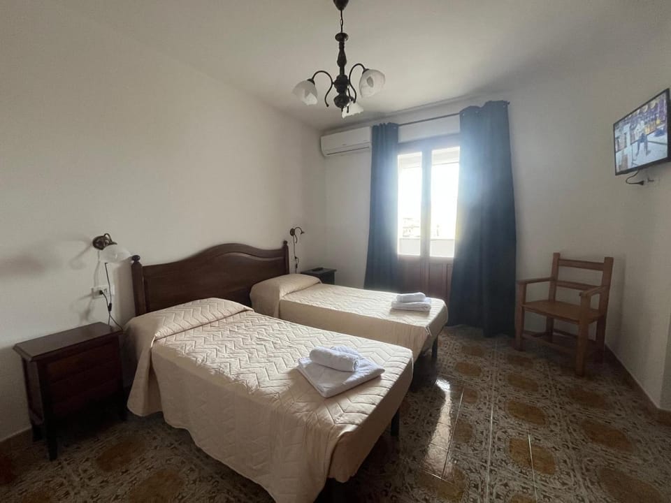 Bed, TV and multimedia, Bedroom, towels