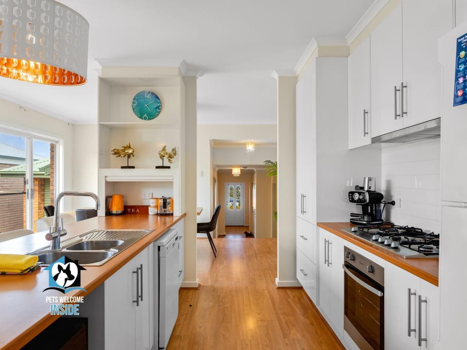 Decorative detail, Decorative detail, Communal kitchen, dishwasher, minibar, pet friendly, stove, toaster, kitchen