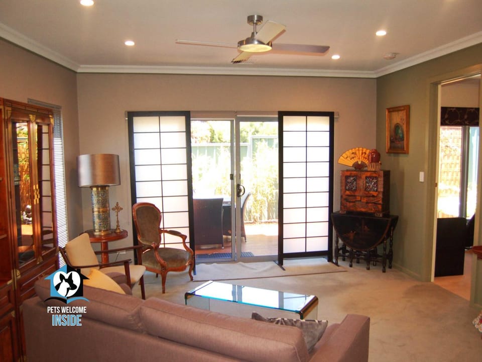 Living room, Decorative detail, Decorative detail, Seating area