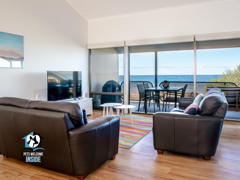 Communal lounge/ TV room, TV and multimedia, Living room, Seating area, Sea view