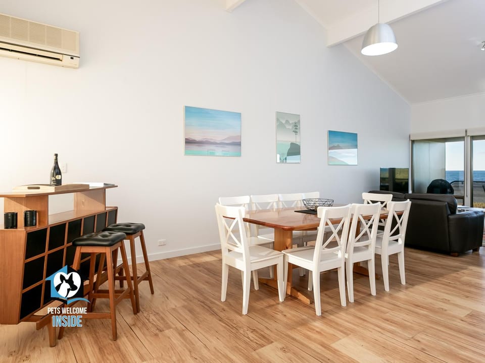 Dining area, Sea view, oven