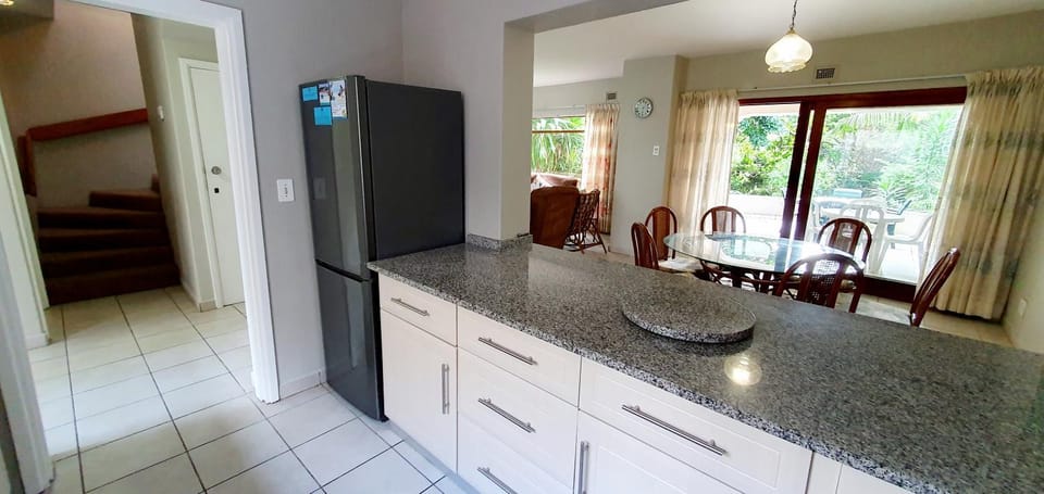 Kitchen or kitchenette, Living room, Seating area, Dining area, dishwasher, minibar, pet friendly, stove