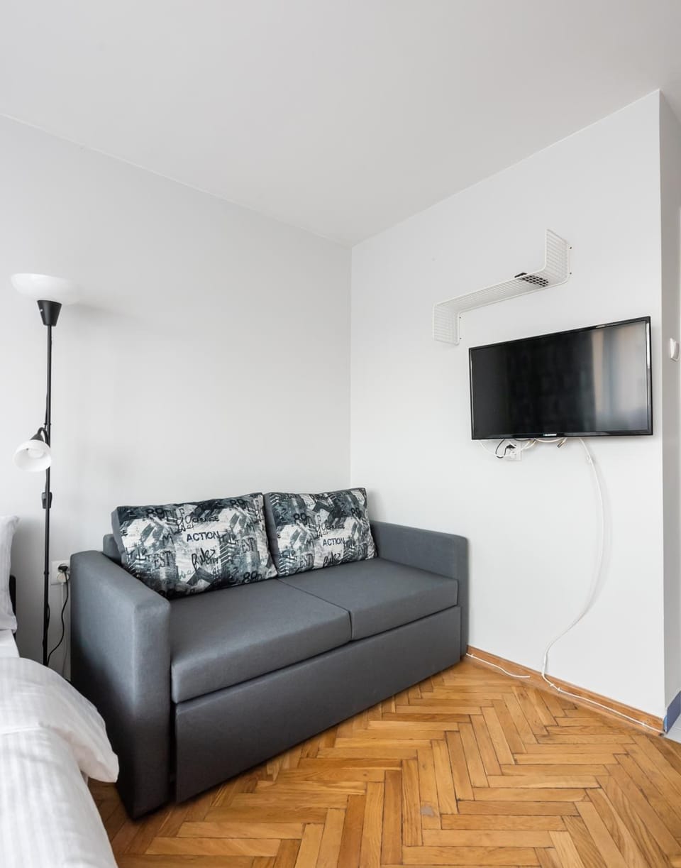 Communal lounge/ TV room, Bed, TV and multimedia, Living room, Photo of the whole room, Seating area, Evening entertainment, Bedroom