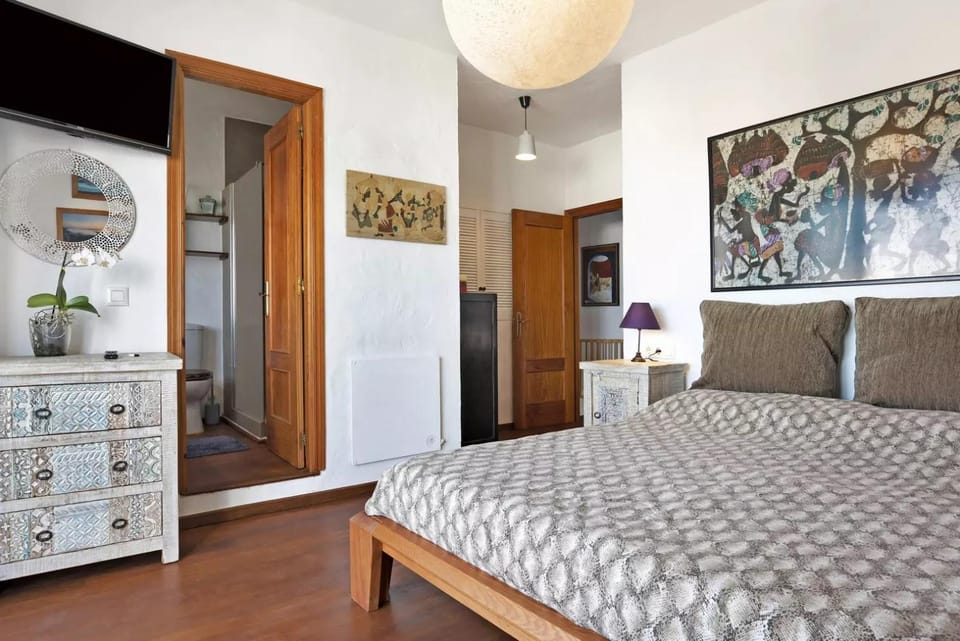 Photo of the whole room, Bedroom
