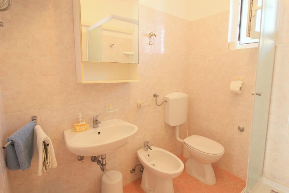 SANDRA A4, 80 m FROM THE BEACH Apartment in Novigrad