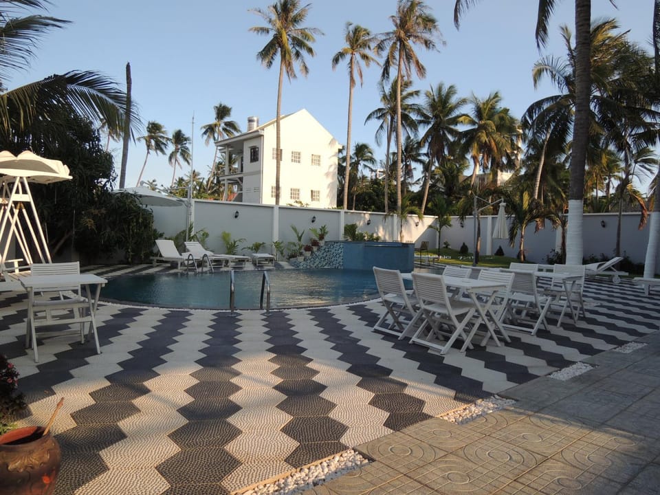 Swimming pool, Swimming pool