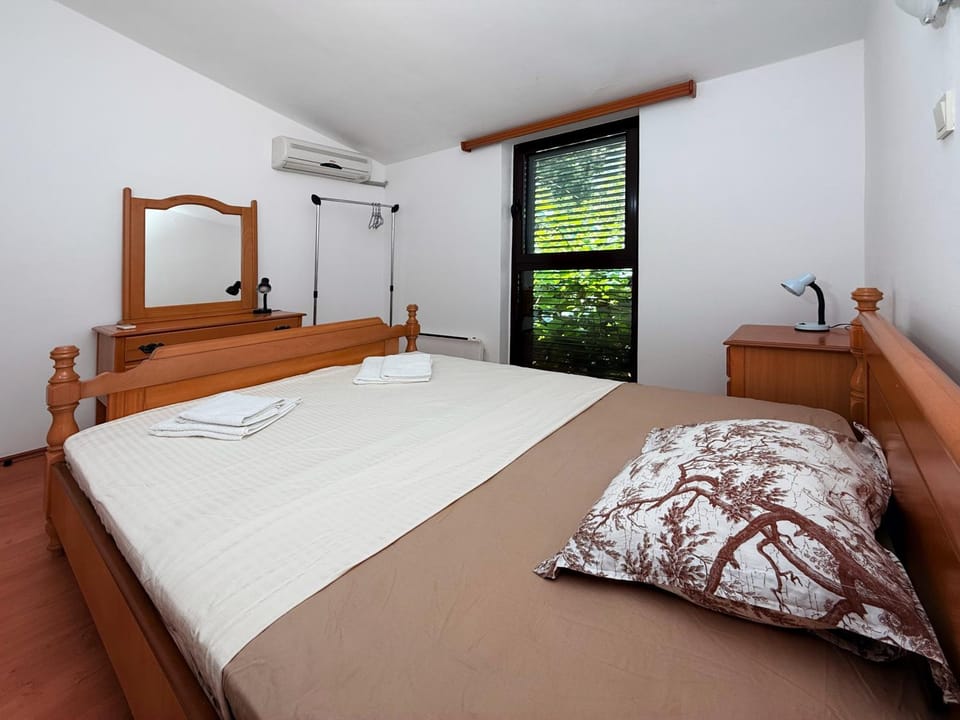 Bed, Bedroom, air conditioner