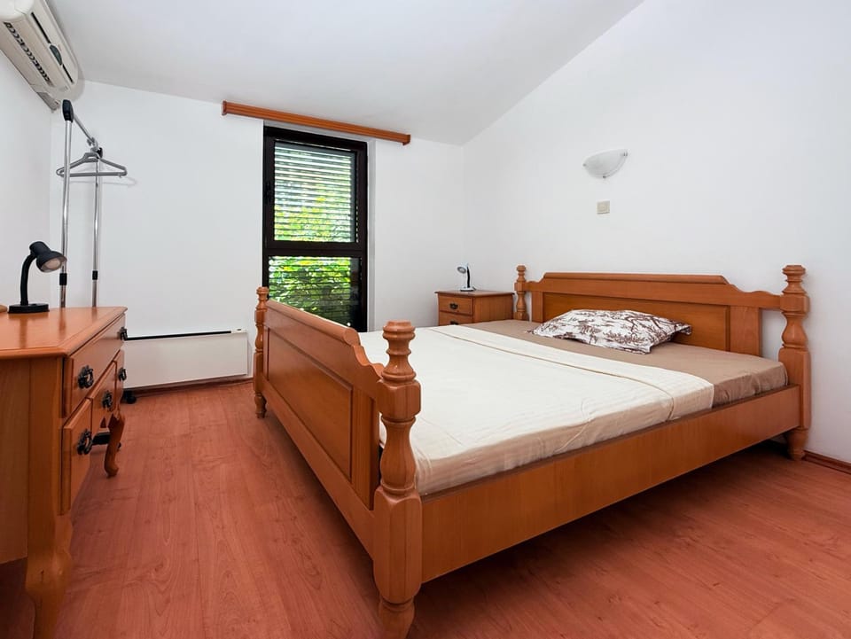 Bed, Bedroom, air conditioner