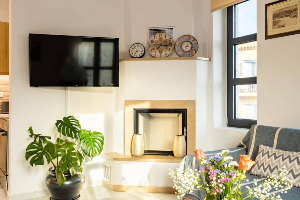 TV and multimedia, Living room, Seating area, fireplace