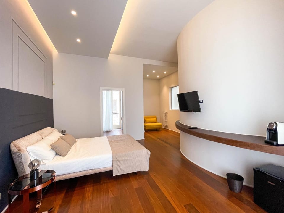 Bed, TV and multimedia, Bedroom, oven