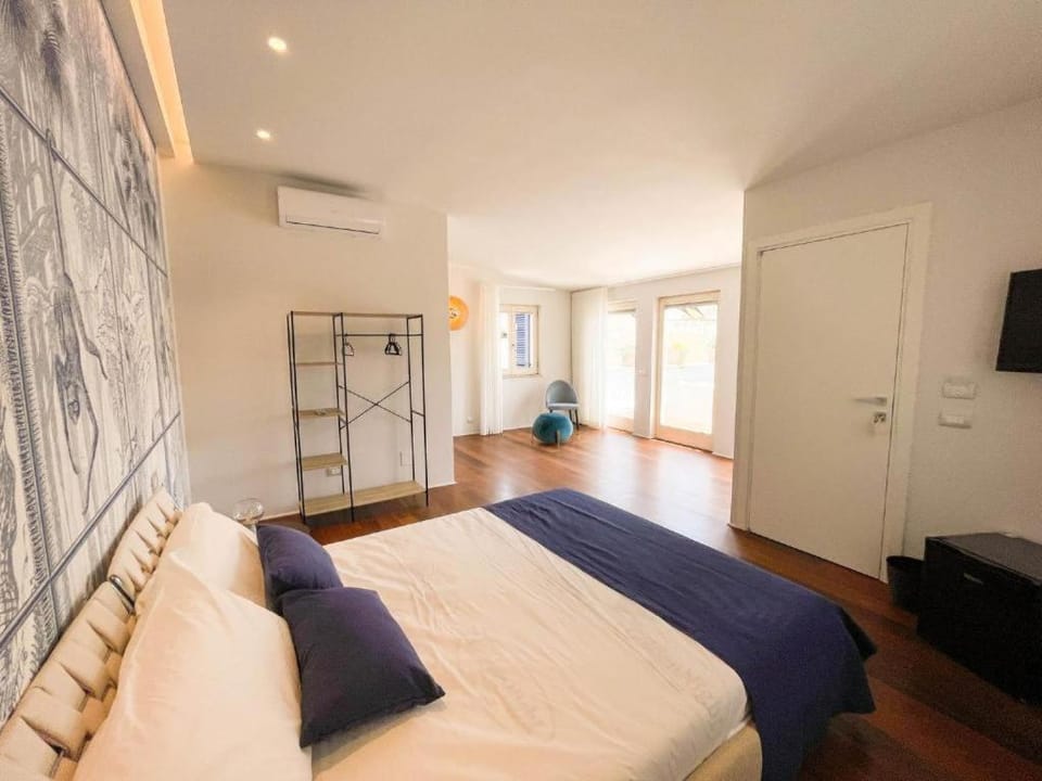 Photo of the whole room, Bedroom