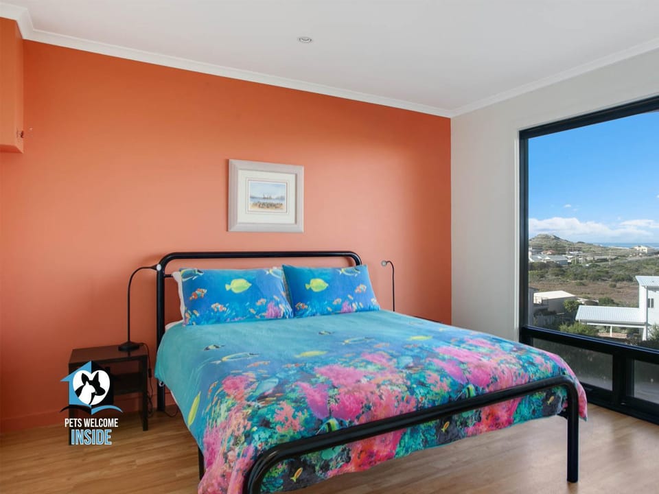 Bed, Bedroom, Sea view, Street view