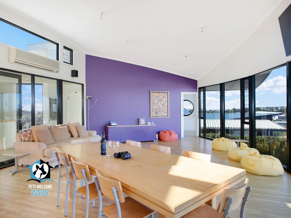 Communal lounge/ TV room, TV and multimedia, Living room, Decorative detail, Decorative detail, Seating area, Dining area, Entertainment, Family, Family, air conditioner