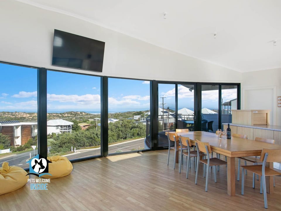 Communal lounge/ TV room, TV and multimedia, Sea view, Street view