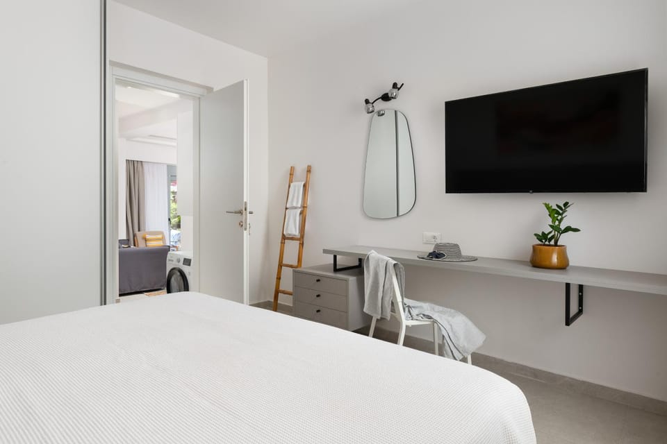 Bed, TV and multimedia, Bedroom