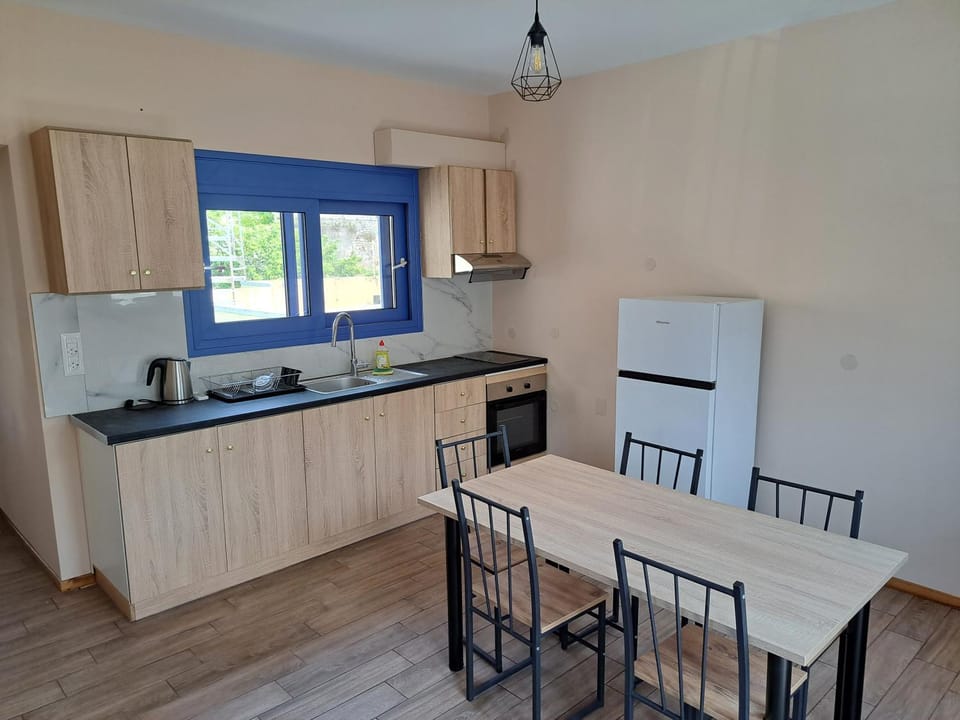 Dining area, pet friendly, stove, kitchen