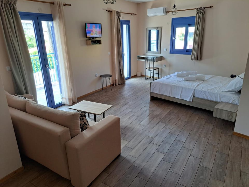 Bed, TV and multimedia, Photo of the whole room, Seating area