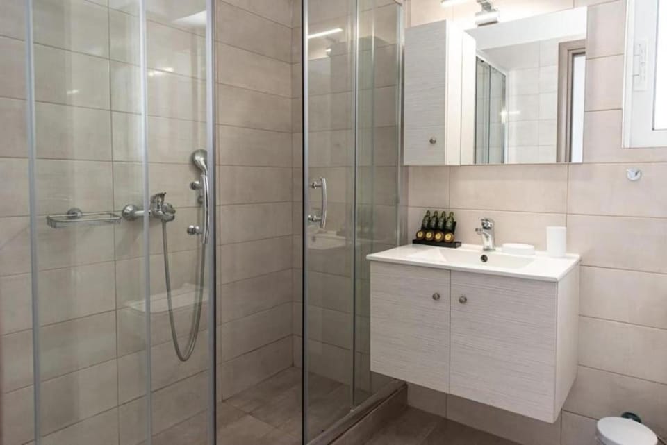 Shower, Toilet, Bathroom, microwave