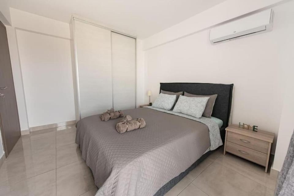 Bed, Photo of the whole room, Bedroom, towels, wardrobe, air conditioner