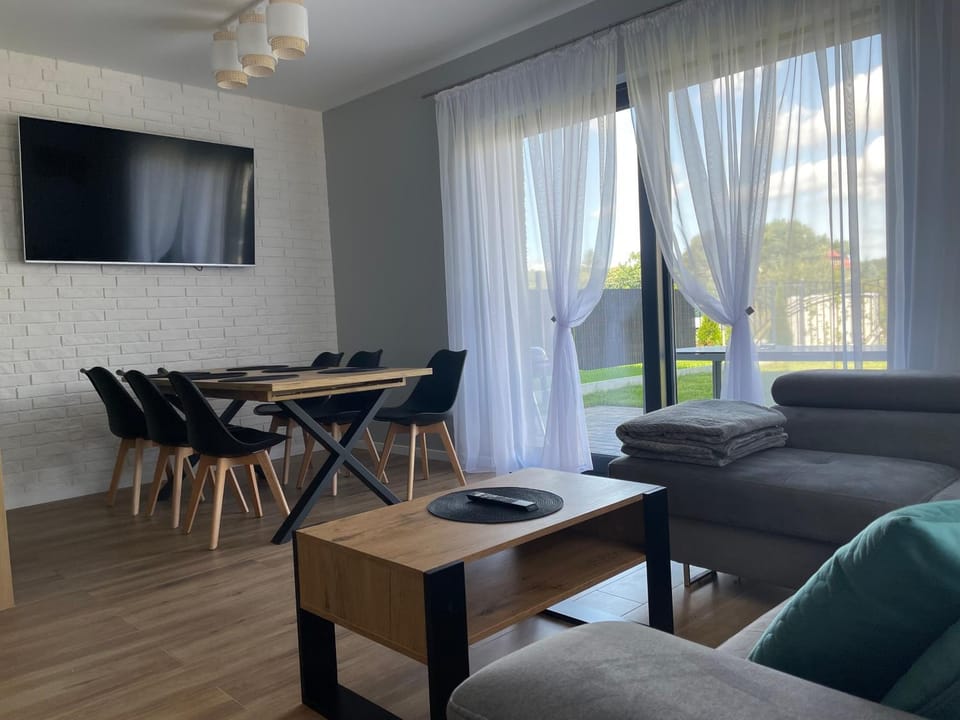 Communal lounge/ TV room, TV and multimedia, Living room, Seating area, Evening entertainment