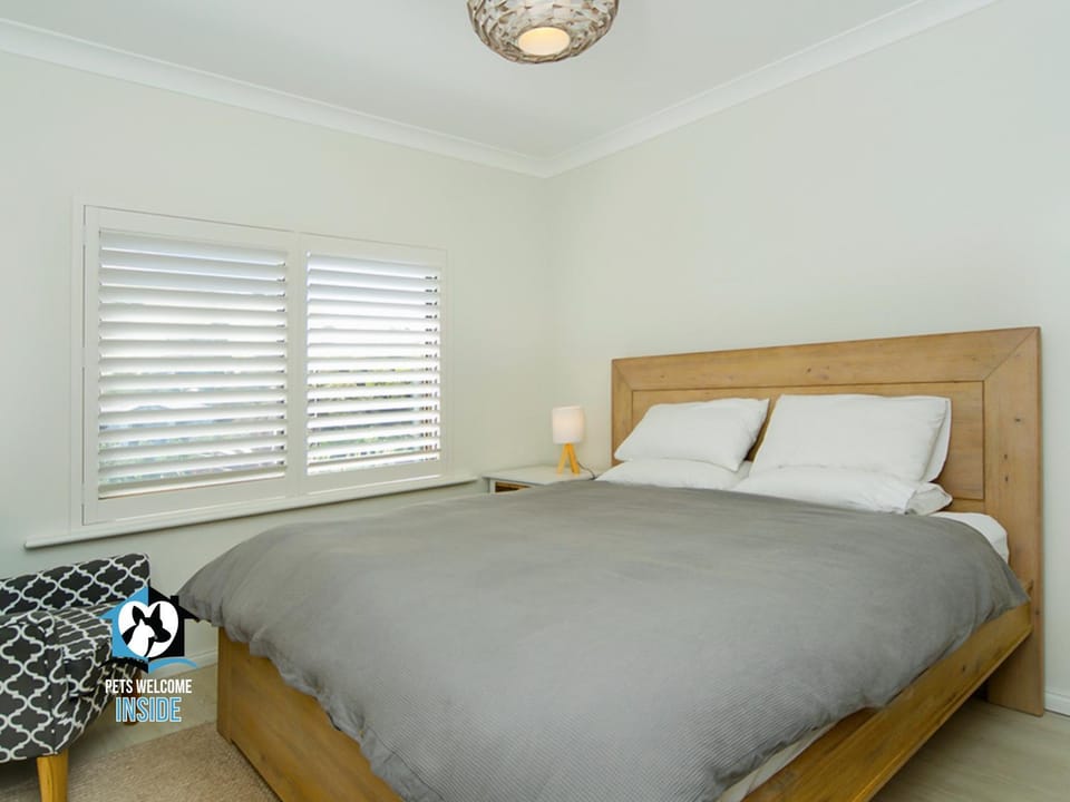 Bed, Decorative detail, Bedroom