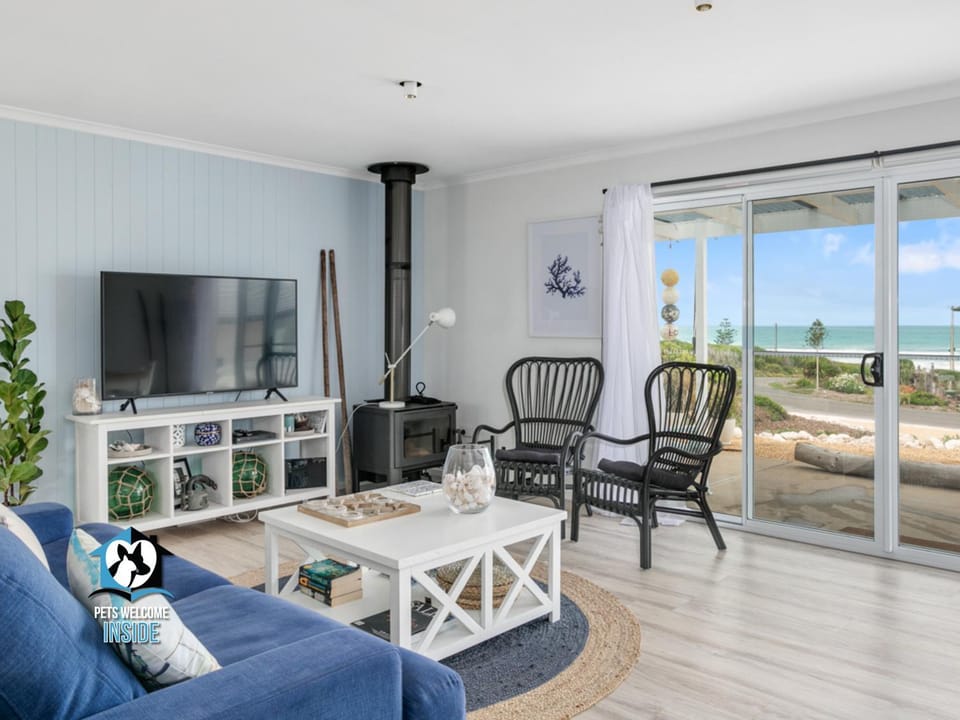 Communal lounge/ TV room, TV and multimedia, Living room, Seating area, Sea view, Street view