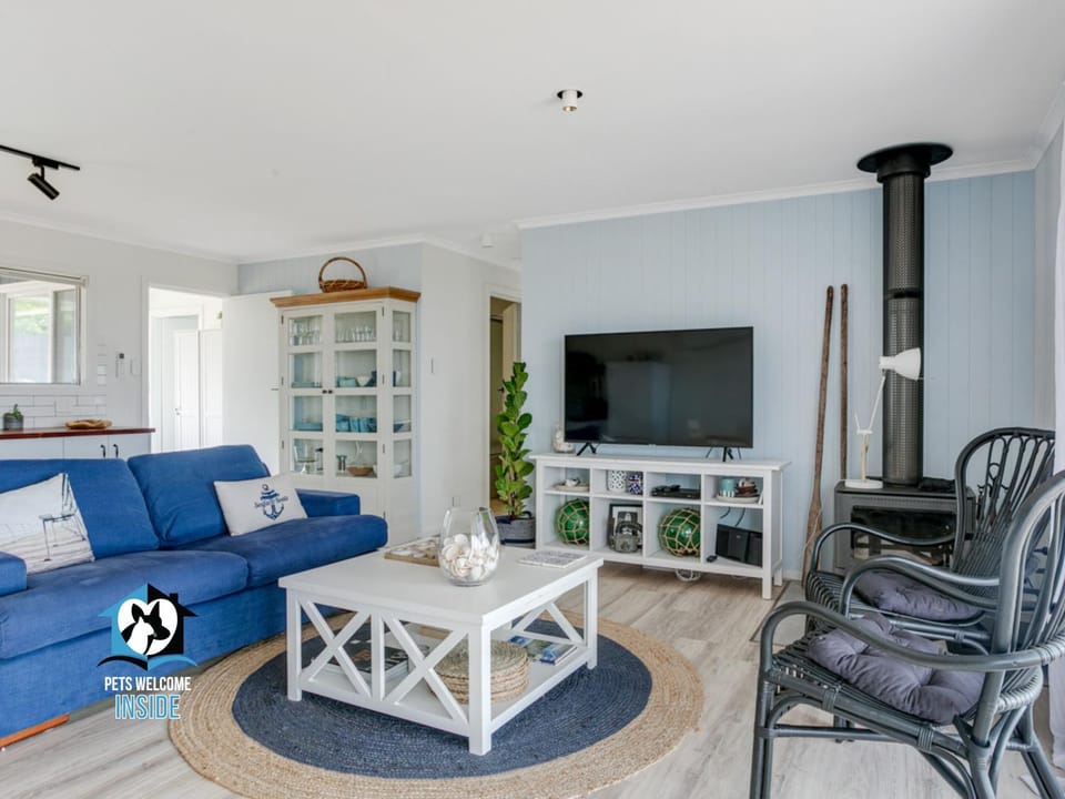 Communal lounge/ TV room, TV and multimedia, Living room, Decorative detail, Decorative detail, Entertainment, Family, Family, flat iron