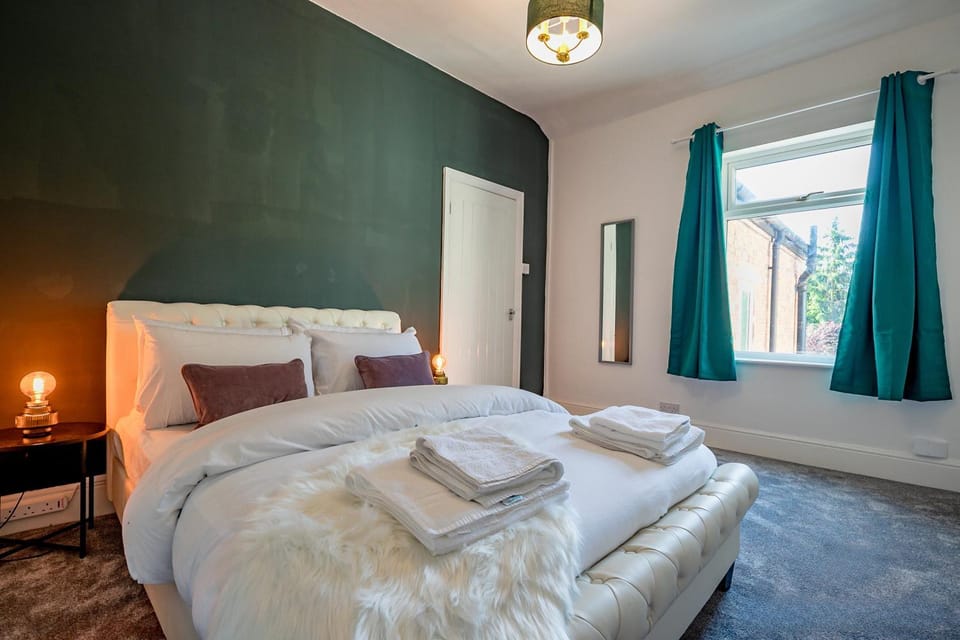 Bed, Photo of the whole room, Bedroom, towels