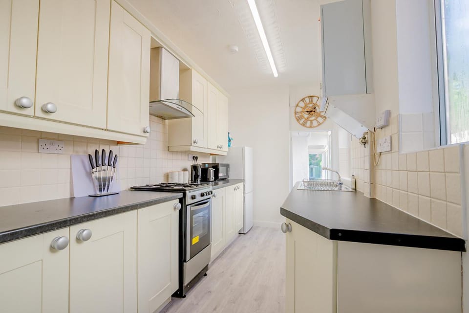 Coffee/tea facilities, Kitchen or kitchenette, microwave, oven, stove, toaster