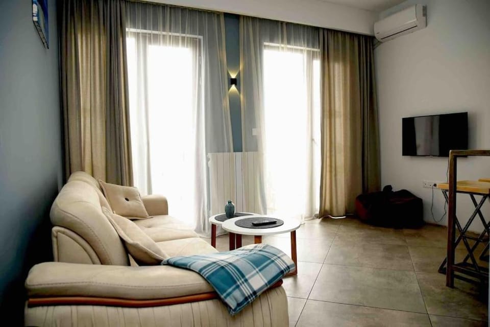 TV and multimedia, Living room, Seating area, Evening entertainment, air conditioner