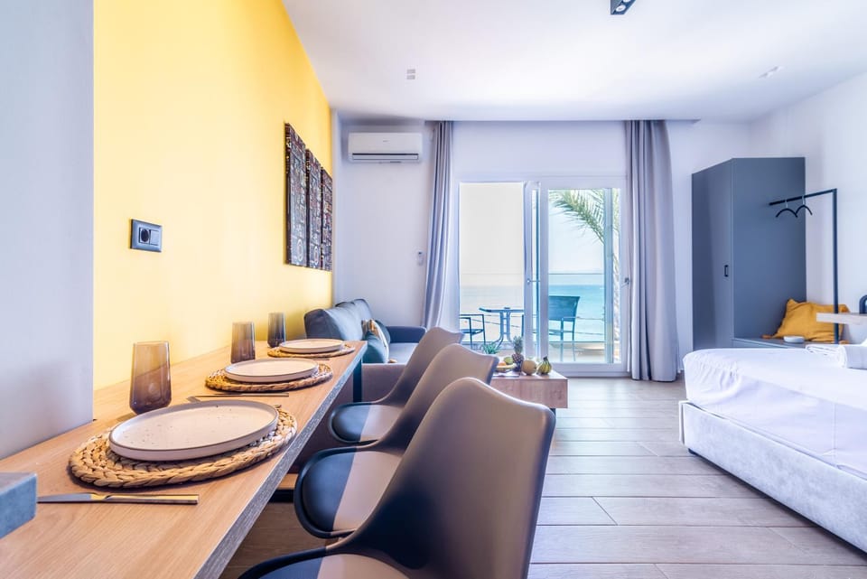 Bed, Photo of the whole room, Seating area, Dining area