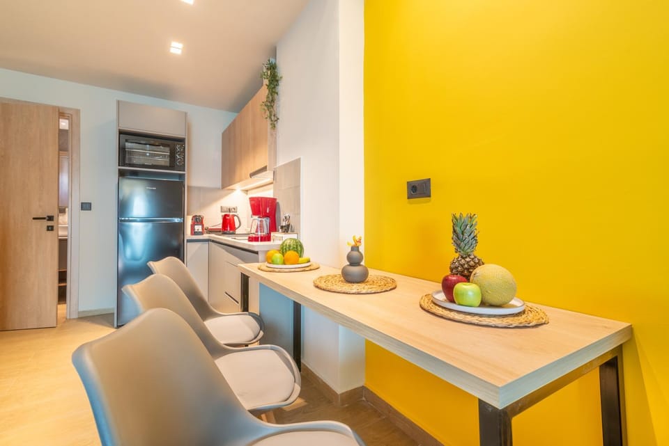 Kitchen or kitchenette, Dining area