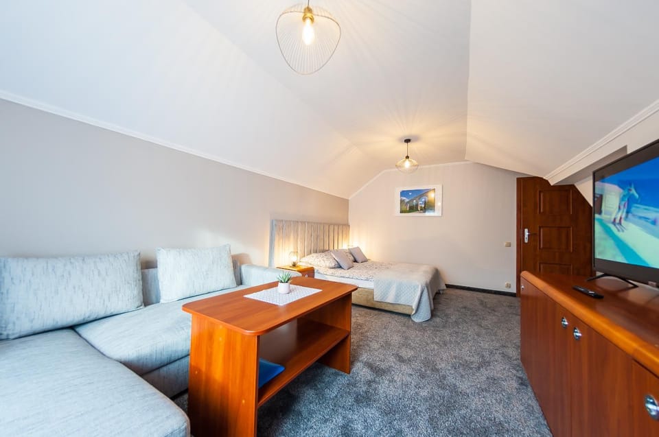 Bed, TV and multimedia, Living room, Photo of the whole room, Seating area