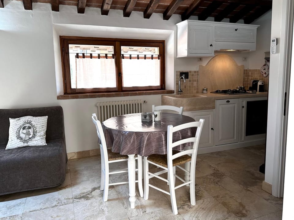 Kitchen or kitchenette, Living room, Seating area, Dining area
