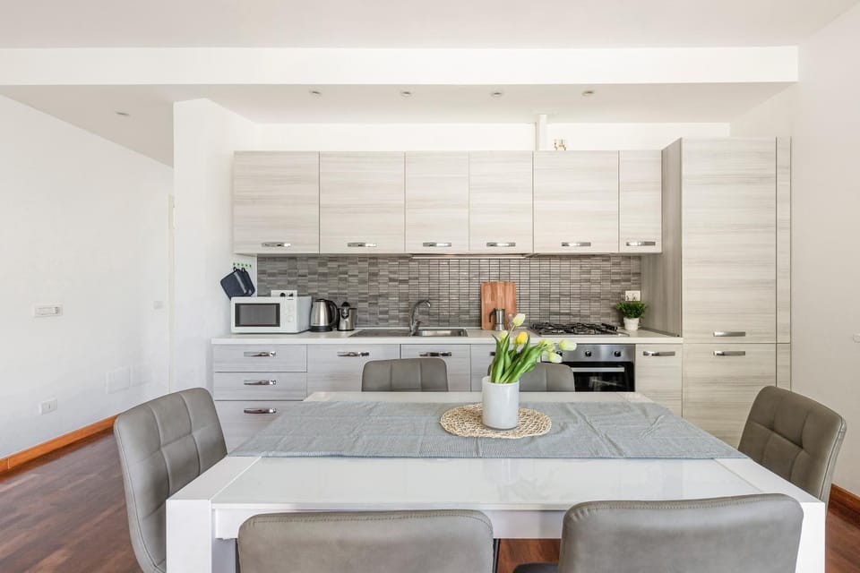 Coffee/tea facilities, Kitchen or kitchenette, Living room, Seating area, Dining area, oven, stove