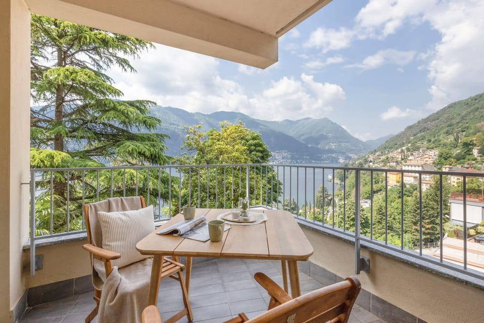 View (from property/room), Balcony/Terrace, Balcony/Terrace, Dining area, Lake view
