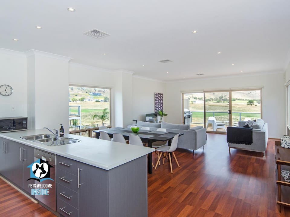 Kitchen or kitchenette, Living room, Dining area
