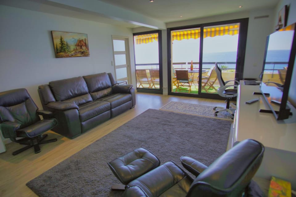 Communal lounge/ TV room, Living room