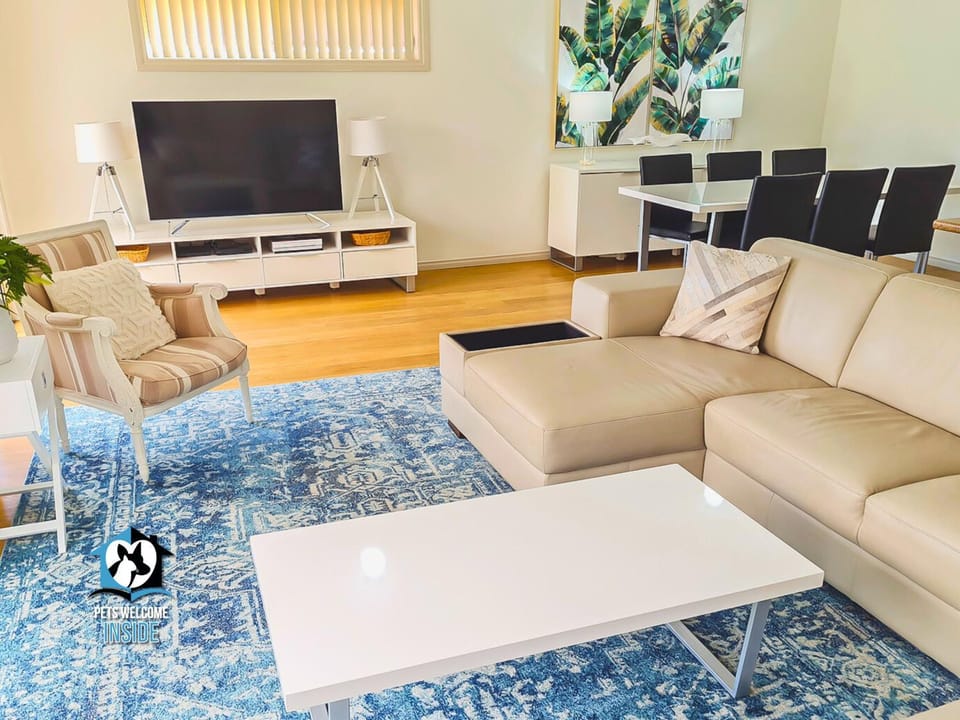 Communal lounge/ TV room, TV and multimedia, Living room, Decorative detail, Seating area, Dining area, Family