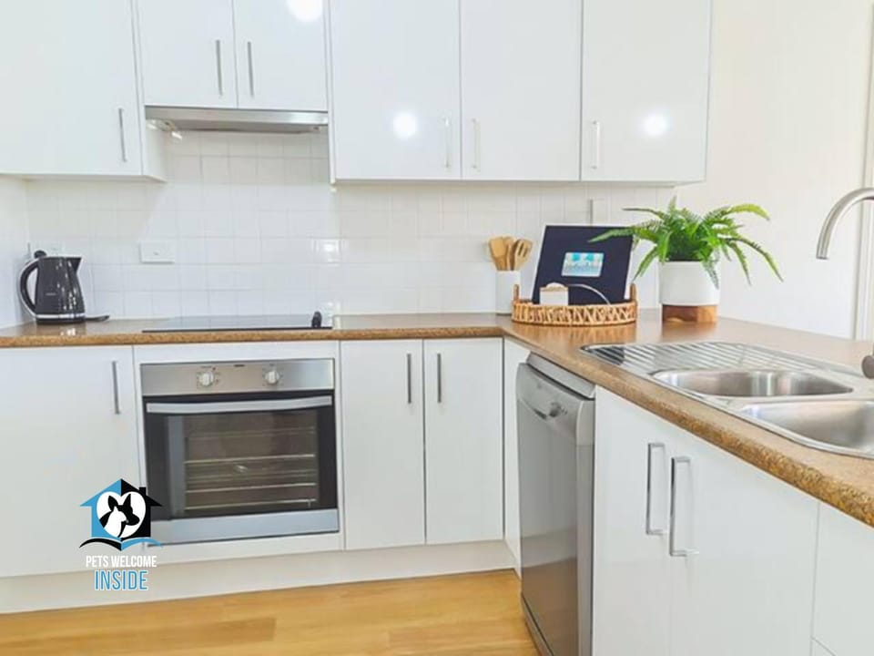 Coffee/tea facilities, dishwasher, minibar, pet friendly, stove