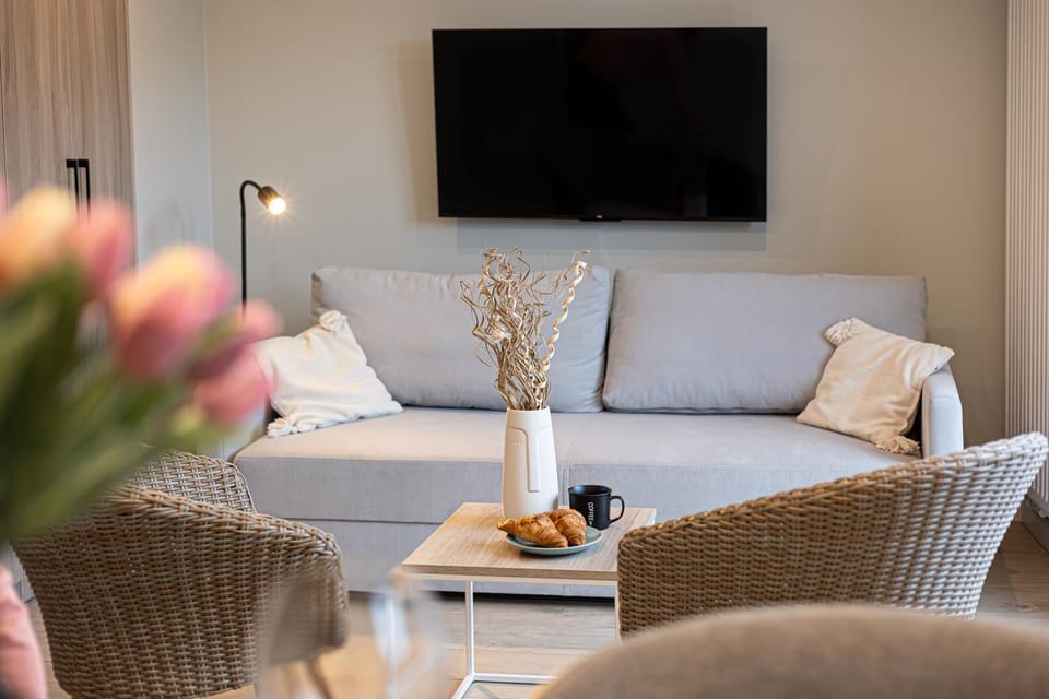 TV and multimedia, Living room, Food and drinks, Seating area, Food